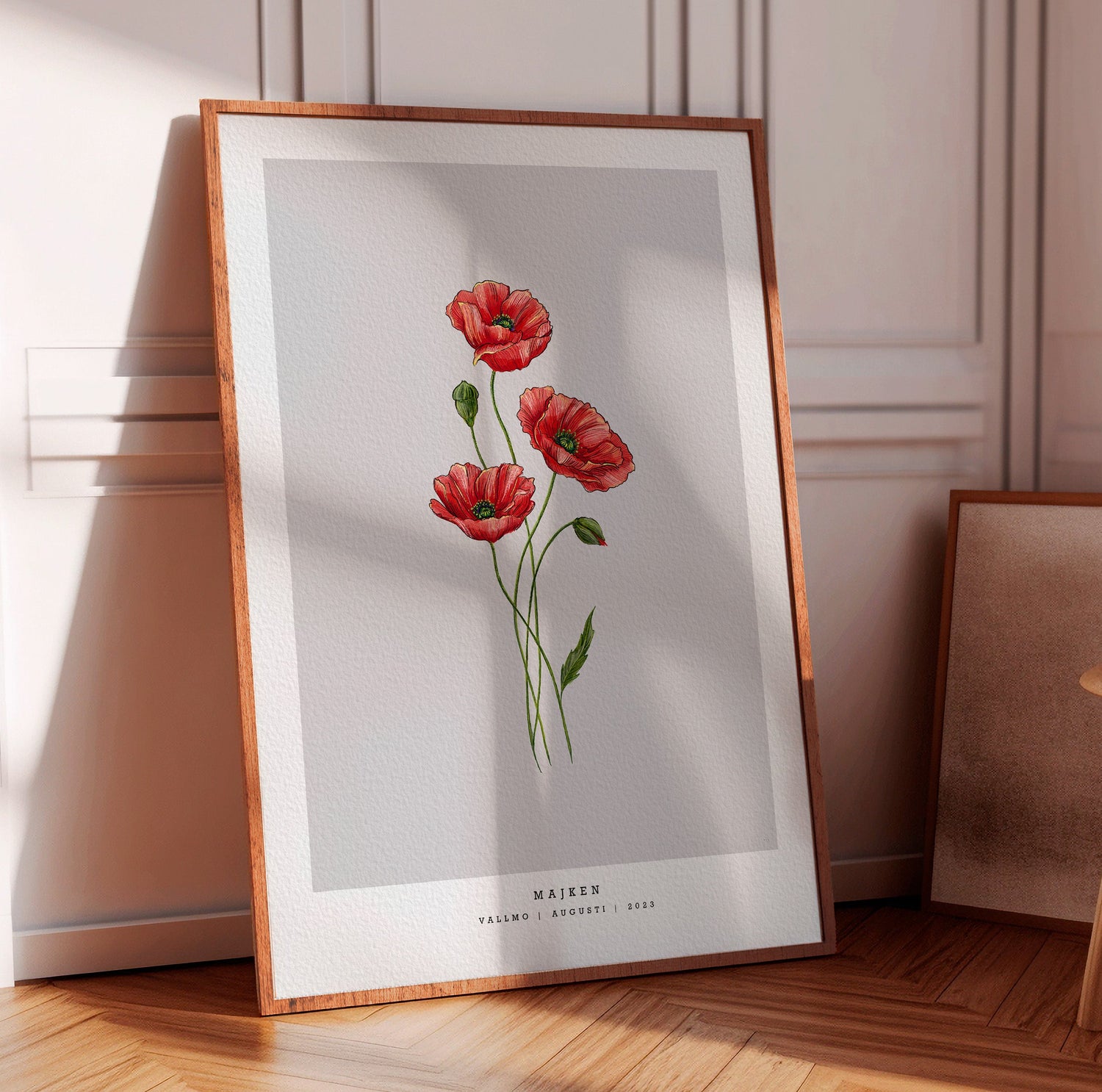 Personlig poster av en månadsblomma med augustis födelseblomma vallmo, personaliserad med namn och födelseuppgifter.