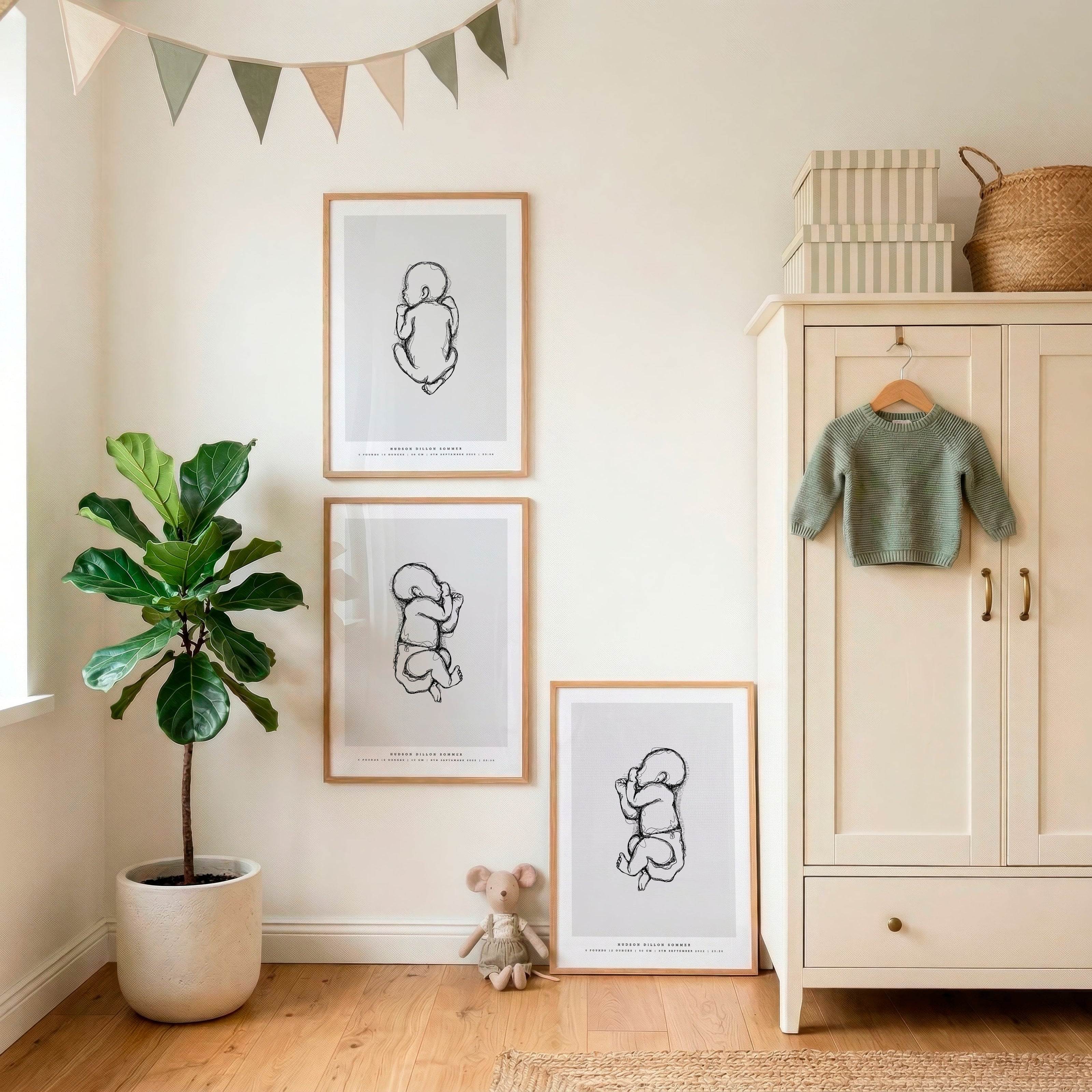 Tre personliga födelsetavlor i ett barnrum med illustrationer i skala 1:1, namn och födelseuppgifter.