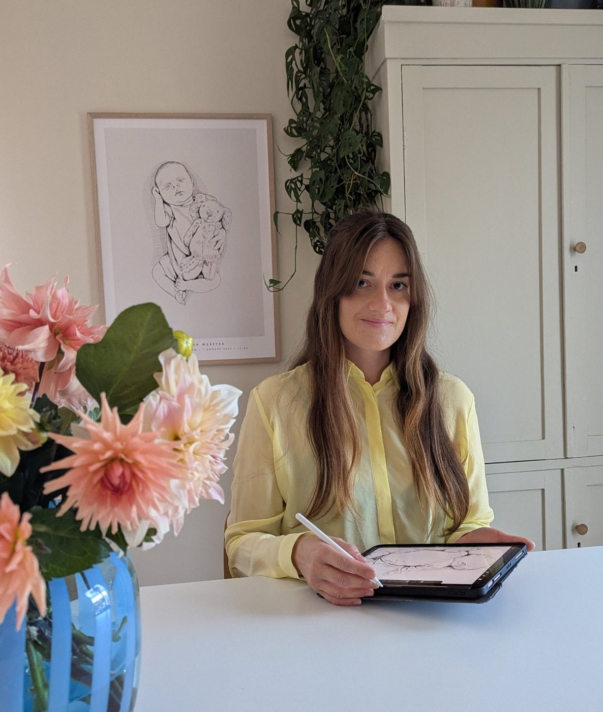 Matilda ritar vid sitt skrivbord